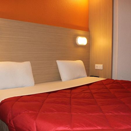 Premiere Classe St Quentin En Yvelines Elancourt Trappes Exterior photo