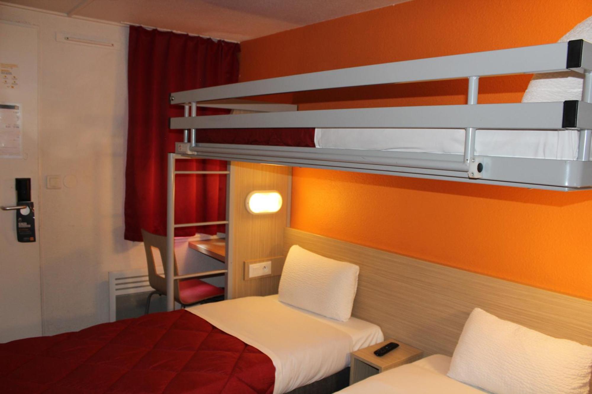Premiere Classe St Quentin En Yvelines Elancourt Trappes Exterior photo