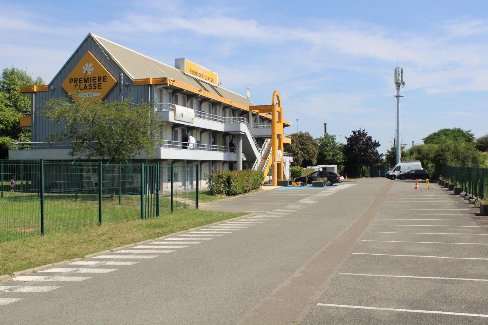 Premiere Classe St Quentin En Yvelines Elancourt Trappes Exterior photo